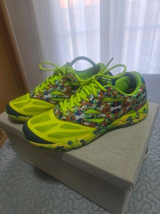 Zapatillas deportivas verdes y multicolor