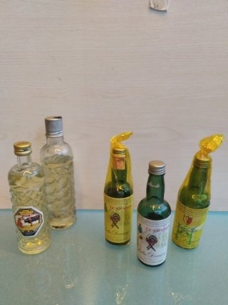 Miniature di antiche bottiglie
