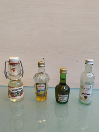 Miniature di antiche bottiglie