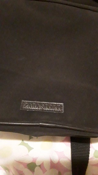 Bolso hombre Zara Sport marrón oscuro.