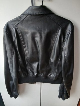 Chaqueta efecto piel Bershka negra