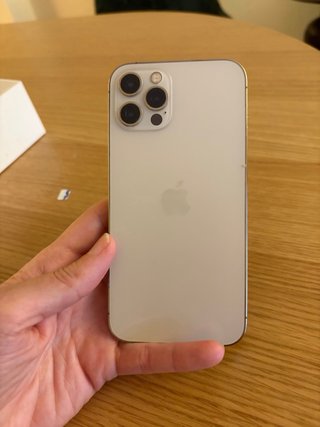 iPhone 12 Pro Oro Con due caricatori