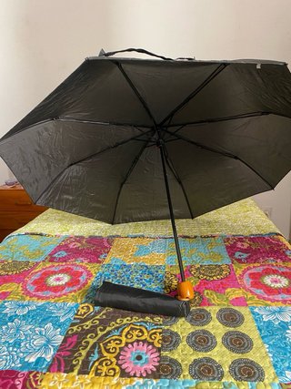 Paraguas negro plegable
