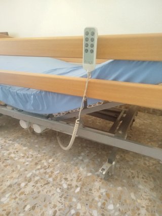 Cama articulada con motor y colchón