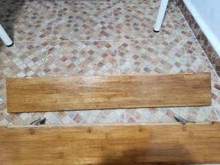 Estantería de madera con soportes metálicos