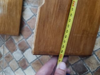 Estantería de madera con soportes metálicos