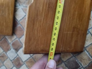 Estantería de madera con soportes metálicos