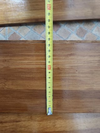 Estantería de madera con soportes metálicos