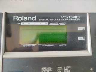 Roland VS-880 + Unidad Zip + 17 Disquetes