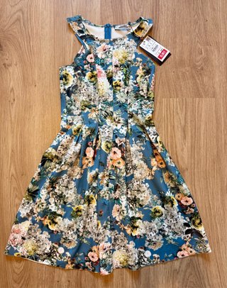 Vestido floral de Pull & Bear. Con etiqueta.