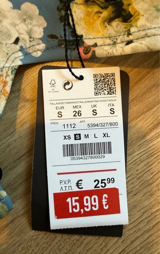 Vestido floral de Pull & Bear. Con etiqueta.