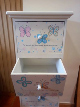 Cómoda infantil con mariposas
