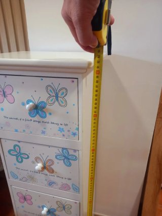 Cómoda infantil con mariposas