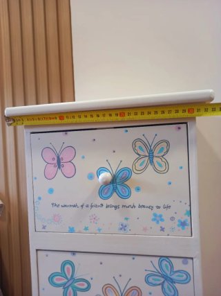 Cómoda infantil con mariposas