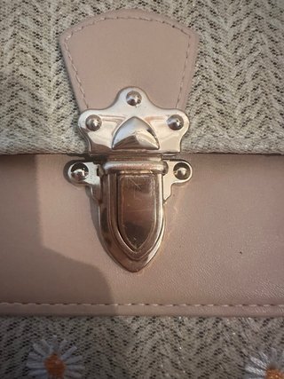 Bolso de rafia con cadena dorada