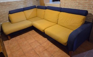 Sofá chaise longue azul y amarillo