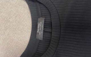 Vestido Bershka negro talla S manga abullonada