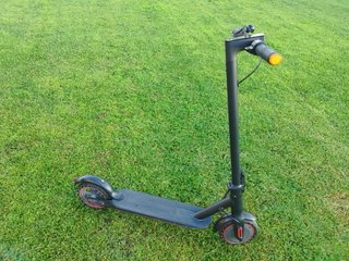 Patinete eléctrico negro