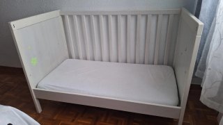 Cuna Ikea con colchón Prenatal..
