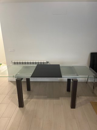 Mesa de salón cristal y patas marrones