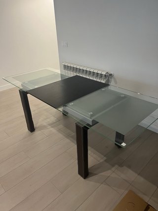 Mesa de salón cristal y patas marrones