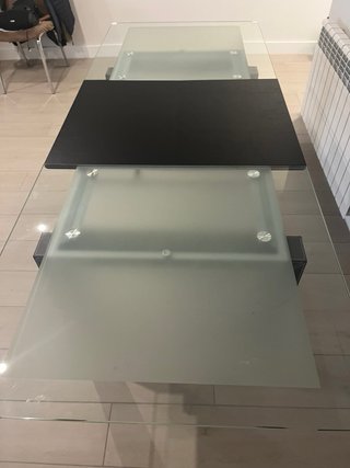 Mesa de salón cristal y patas marrones
