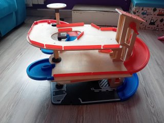 Garaje de juguete de madera play&go.