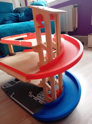 Garaje de juguete de madera play&go.