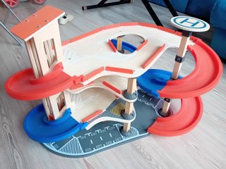 Garaje de juguete de madera play&go.