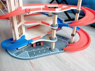 Garaje de juguete de madera play&go.