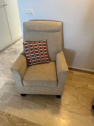 Par de sillones beige con cojín