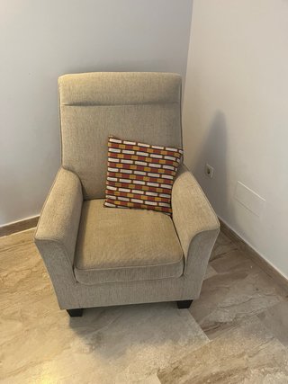 Par de sillones beige con cojín