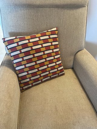 Par de sillones beige con cojín
