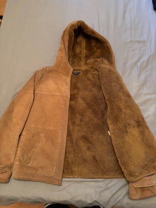 Chaqueta de cuero con capucha