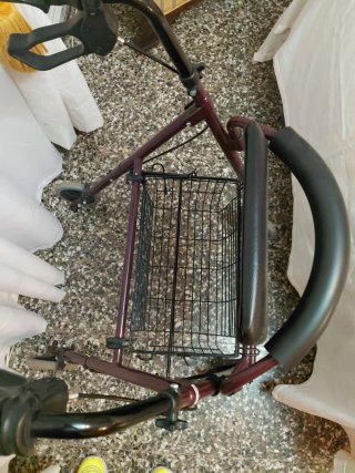 Andador seminuevo con asiento