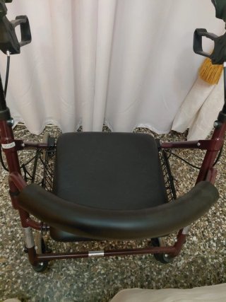 Andador seminuevo con asiento