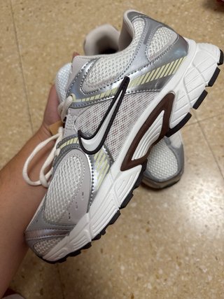 Nike Vomero 5 Plata y Blanco