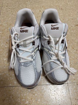 Nike Vomero 5 Plata y Blanco