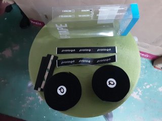 Cinta Manillar Prologo U-Tape Negra y letras rojas