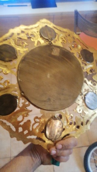 Plato antiguo dorado con querubines de bronce