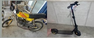 Moto clásica y patinete eléctrico