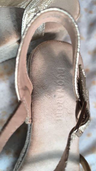 Sandalias cuña Buonarotti doradas tiras 36
