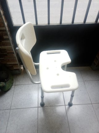 Taburete de ducha blanco y plateado