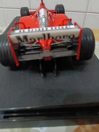 Ferrari F2002 Schumacher 1:18 Hot Wheels Elite