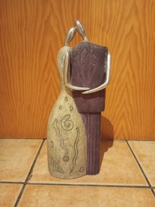 Figura di coppia abbracciata in metallo e pietra