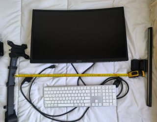 Setup: MSI Monitor + Soportes + Teclado + Iluminac