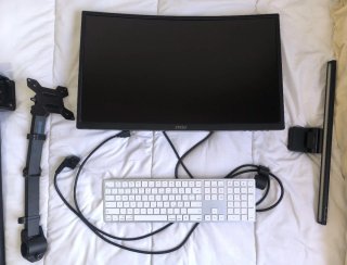 Setup: MSI Monitor + Soportes + Teclado + Iluminac