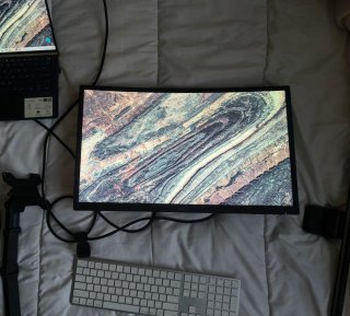 Setup: MSI Monitor + Soportes + Teclado + Iluminac