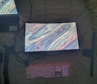 Setup: MSI Monitor + Soportes + Teclado + Iluminac