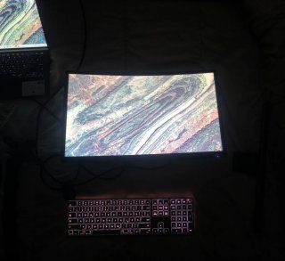 Setup: MSI Monitor + Soportes + Teclado + Iluminac
